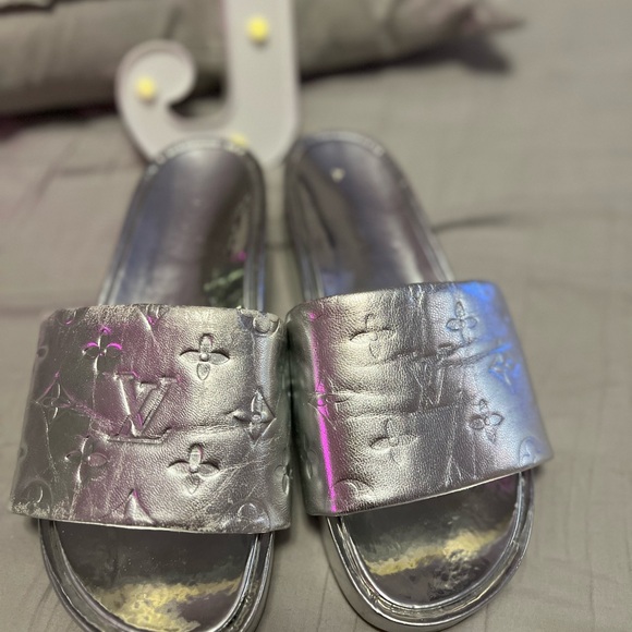 Louis Vuitton silver shoes/sandals - Picture 9 of 15